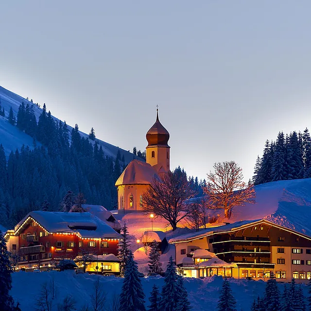 Dorf Damüls im Winter