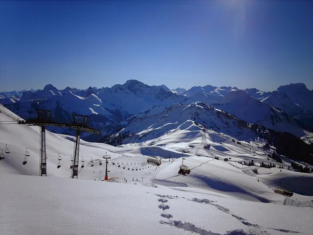 Damüls im Winter Skifahren Snowboarden